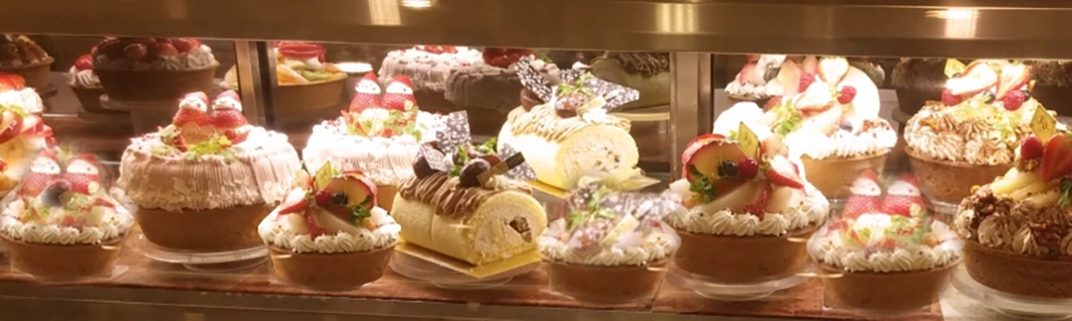 Cream filled cakes with fruit toppings